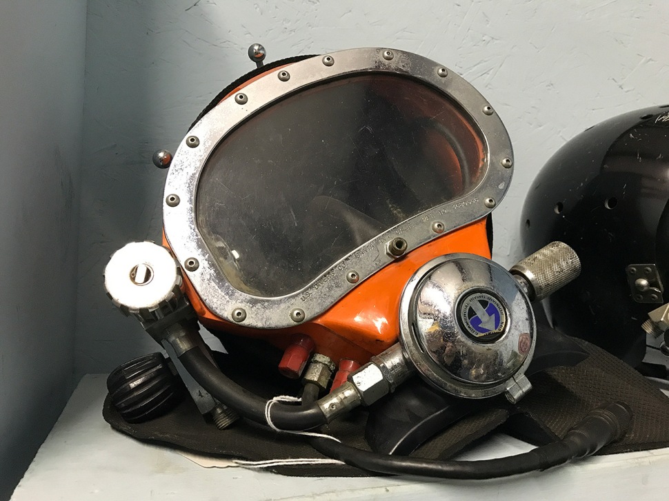 171023-man-in-the-sea-museum-sealab3-helmet-02