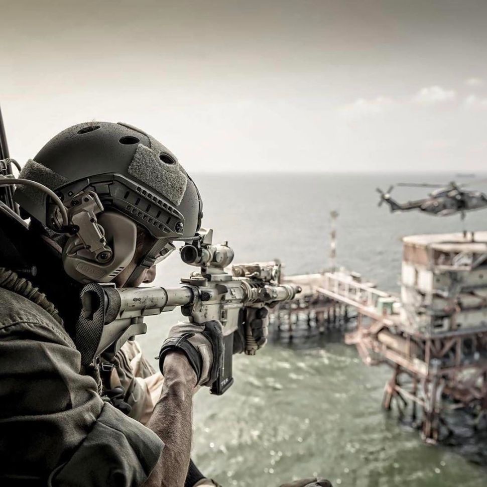 190117-comsubin-oil-platform