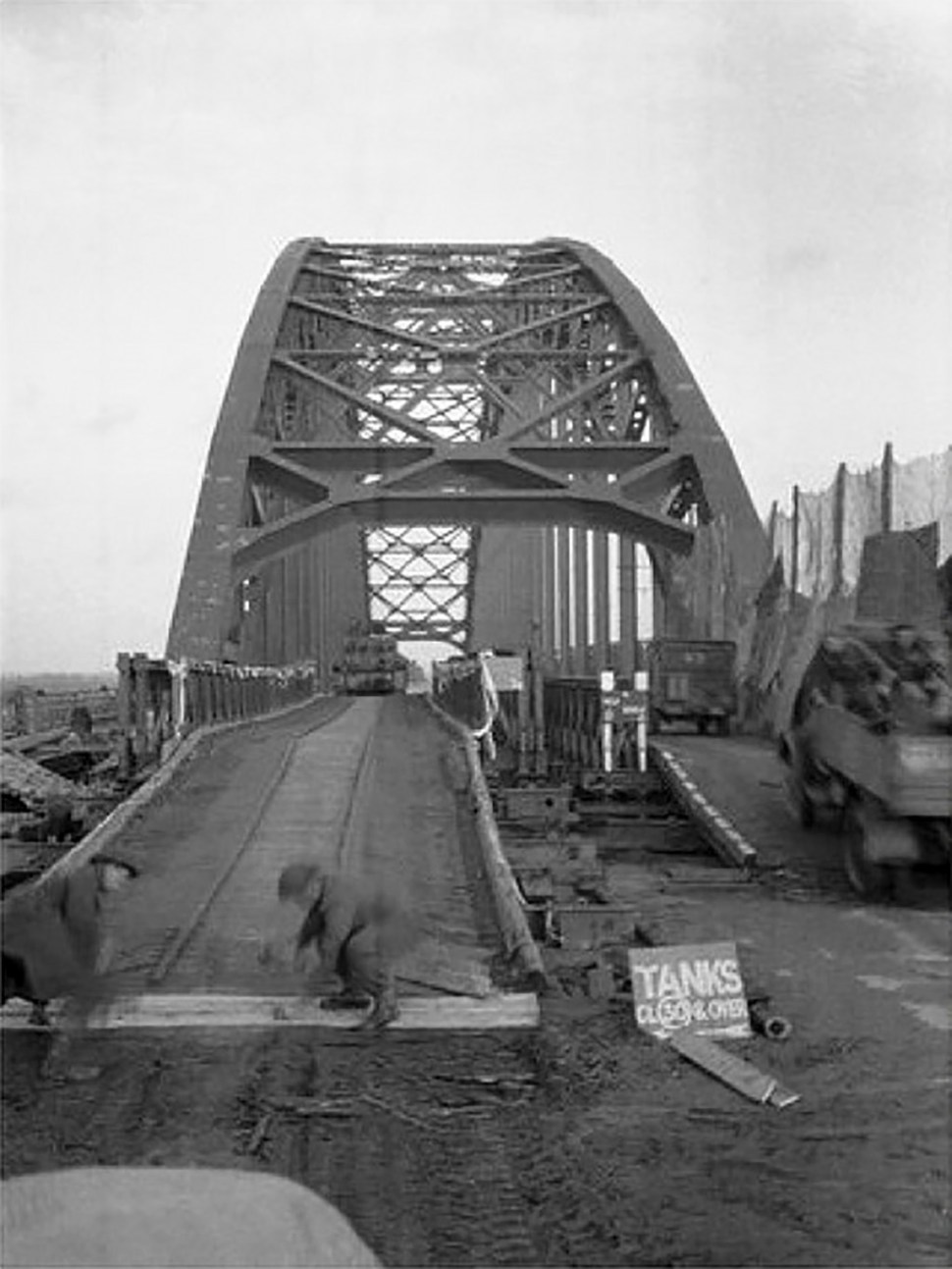190319-road-bridge-nijmegen-stabilized-with-bailey-bridges-1944