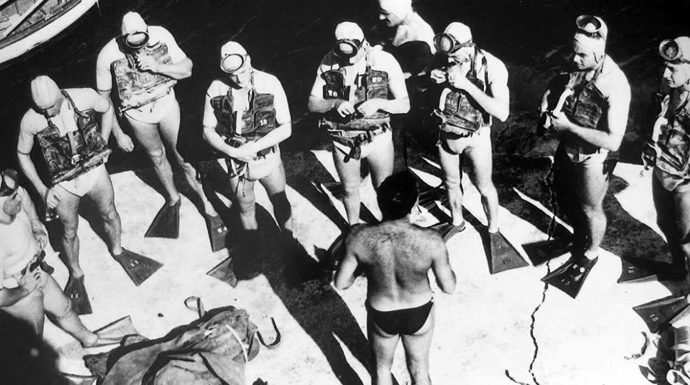 190702-french-frogmen-with-davis-rebreathers-1953