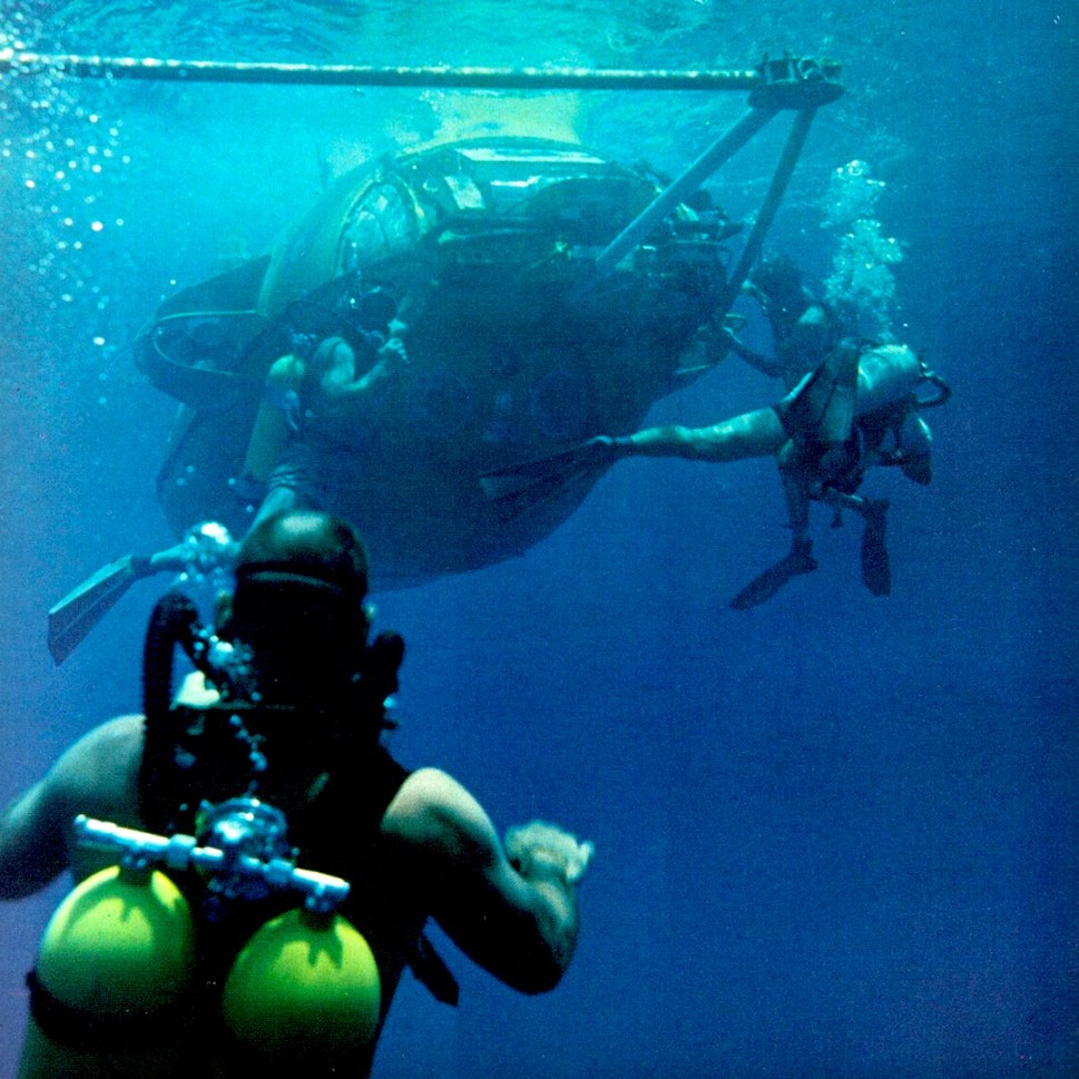 200610-deepstar-4000-with-divers